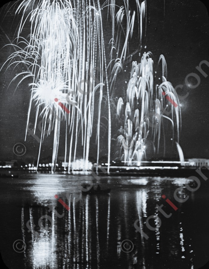 Feuerwerk am Rheinufer ; Fireworks on the Rhin (foticon-simon-340-025-sw.jpg)